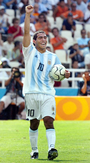 阿根廷足球重回荣耀巅峰 新英雄卡洛斯在黎明