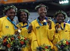 2004年8月27日，获得雅典奥运会女子4X100米接力冠军的牙买加队在颁奖仪式上。