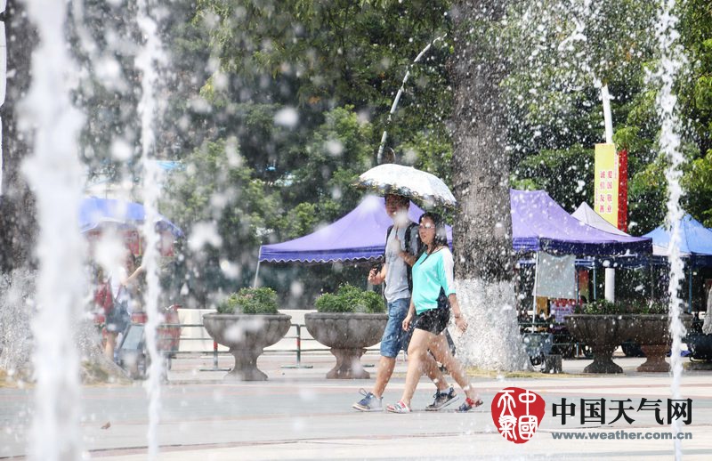 广东中山8月上旬气温创10年来新高 市民忙避暑