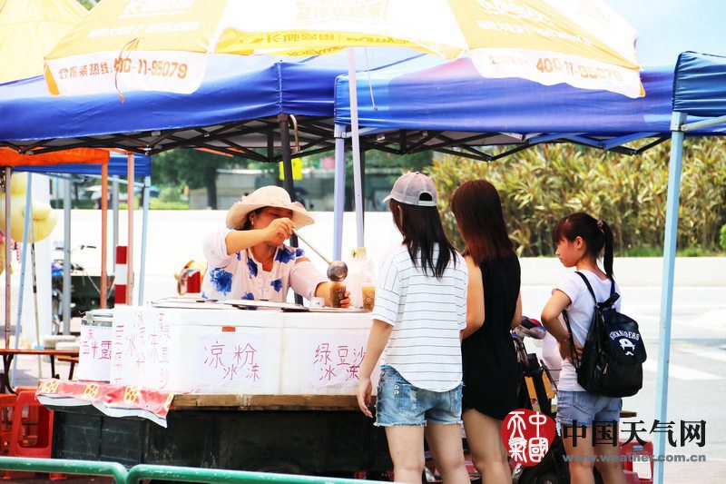 广东中山8月上旬气温创10年来新高 市民忙避暑