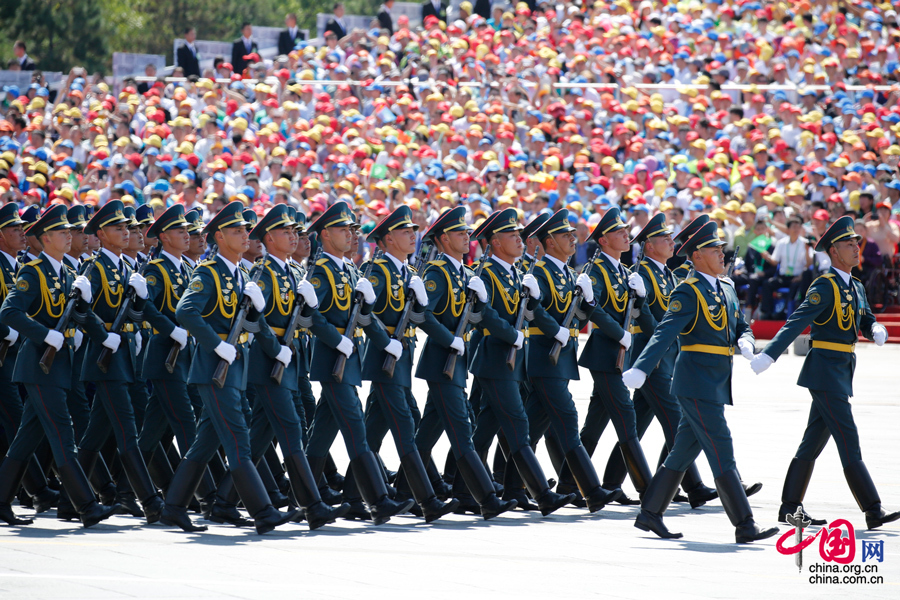 哈萨克斯坦武装力量方队[组图]