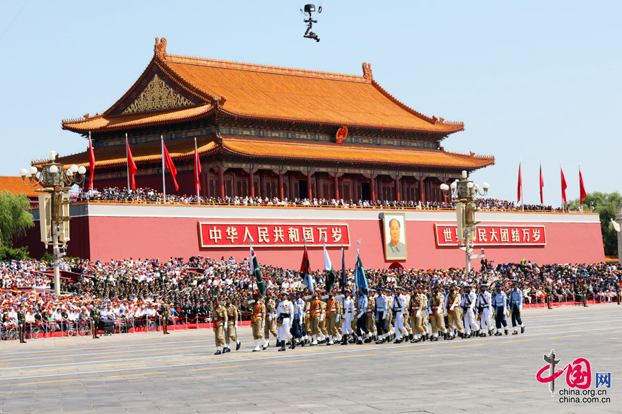 9月3日，中国人民抗日战争暨世界反法西斯战争胜利70周年纪念大会在北京隆重举行，有11个国家派方队、6个国家派代表队来华参加阅兵。图为巴基斯坦武装力量方队通过天安门广场。中国网记者 董宁摄 