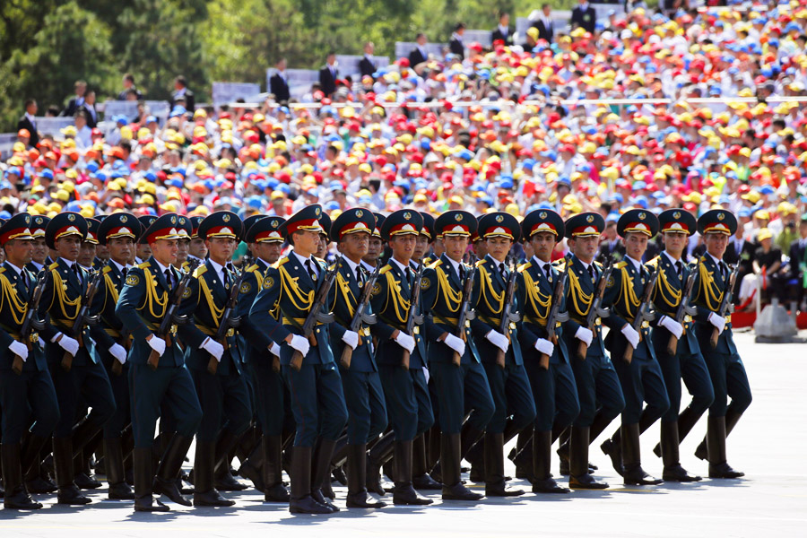  9月3日，中国人民抗日战争暨世界反法西斯战争胜利70周年纪念大会在北京隆重举行，有11个国家派方队、6个国家派代表队来华参加阅兵。图为塔吉克斯坦武装力量方队通过天安门广场。中国网记者 杨佳摄