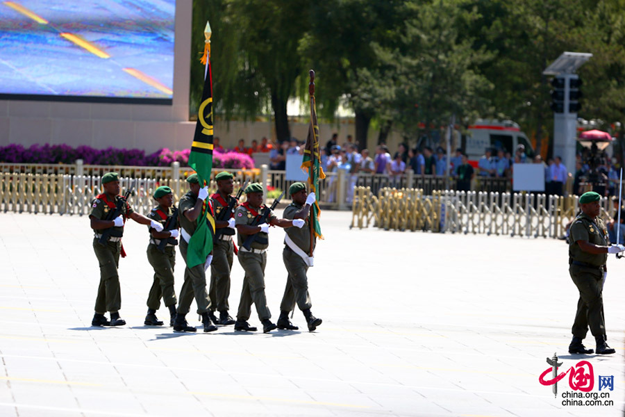  9月3日，中国人民抗日战争暨世界反法西斯战争胜利70周年纪念大会在北京隆重举行，有11个国家派方队、6个国家派代表队来华参加阅兵。图为瓦努阿图机动部队代表队通过天安门广场。中国网记者 郑亮摄