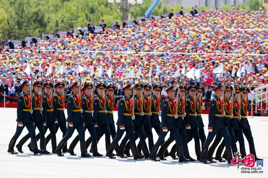  9月3日，中国人民抗日战争暨世界反法西斯战争胜利70周年纪念大会在北京隆重举行，有11个国家派方队、6个国家派代表队来华参加阅兵。图为俄罗斯联邦武装力量方队通过天安门广场。中国网记者 杨佳摄