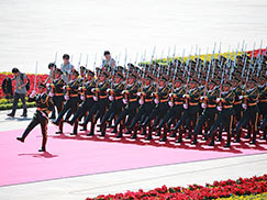 纪念中国人民抗日战争暨世界反法西斯战争胜利70周年大会隆重举行[组图]