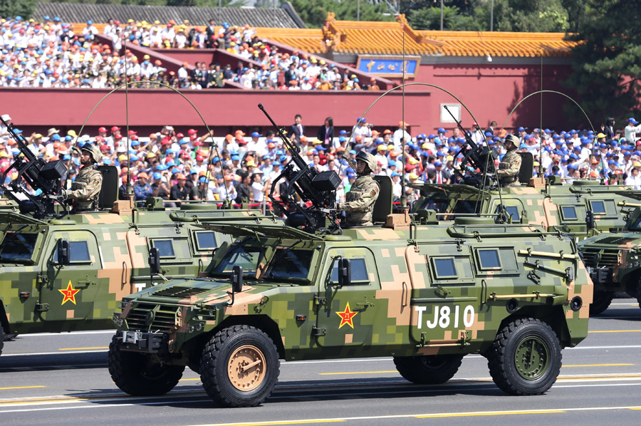 轻型突击车方队接受检阅_图片中国_中国网