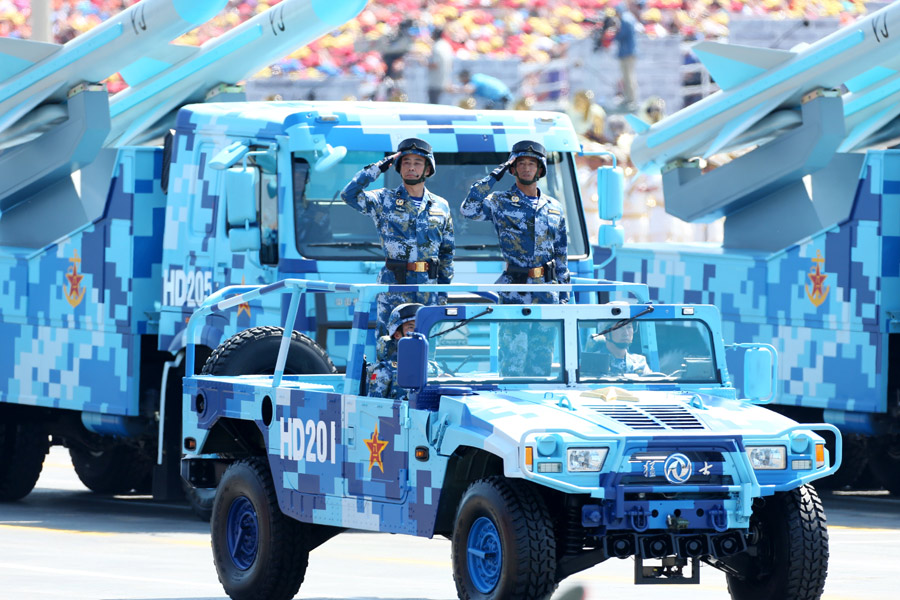 反舰导弹方队接受检阅